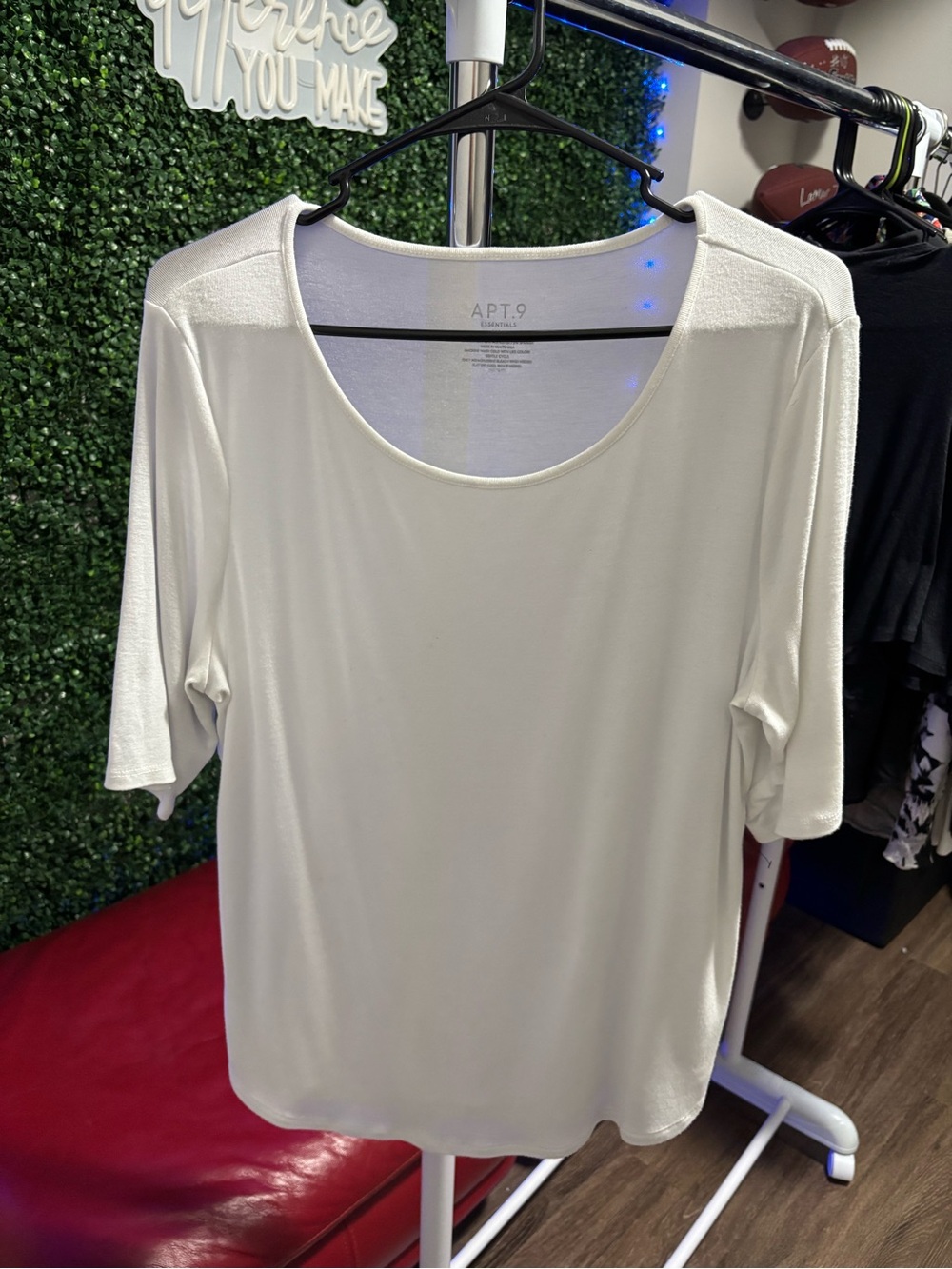 Apt. 9 Cream Short Sleeve Scoop Neck Tee